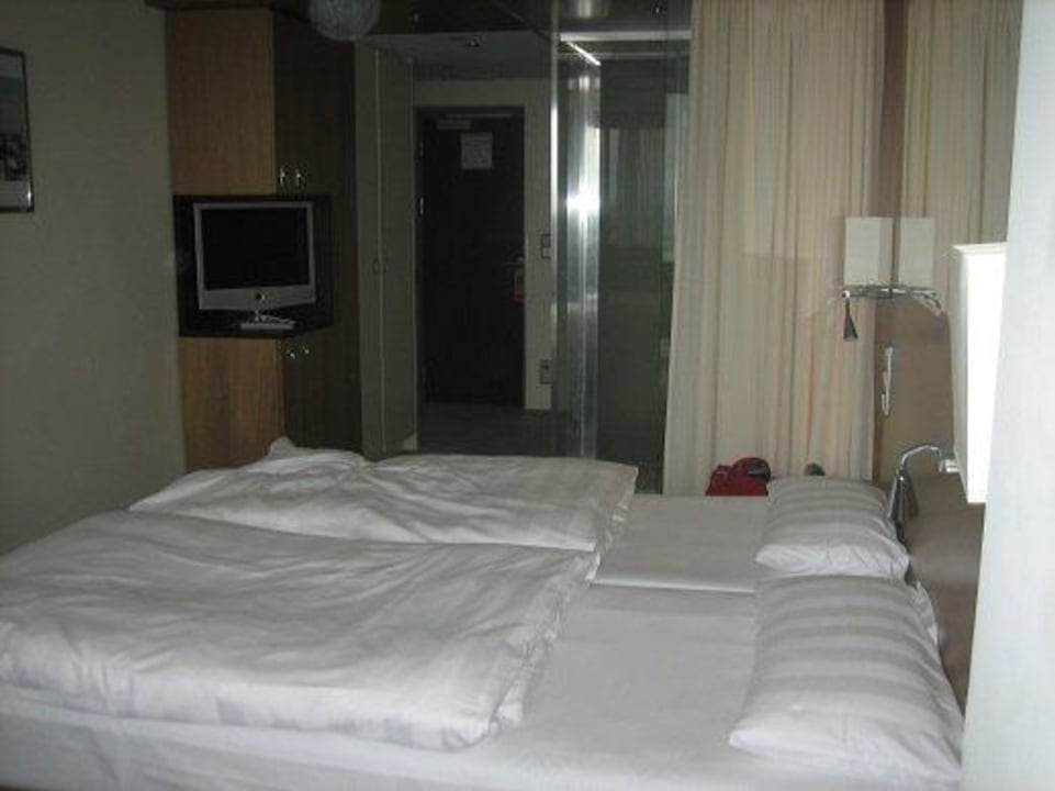 Zimmer, von der Fensterfront aus fotografiert Park Inn by Radisson Berlin Alexanderplatz