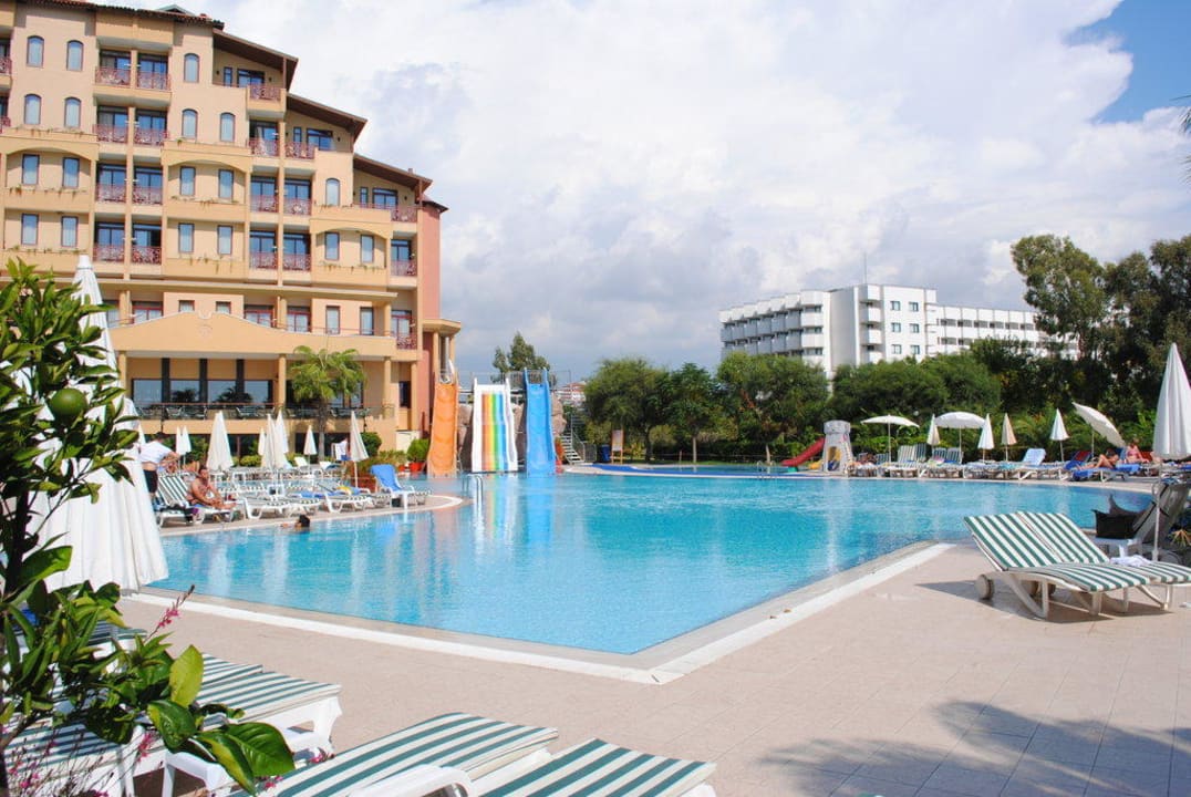 Бассейн Bella Resort & Spa