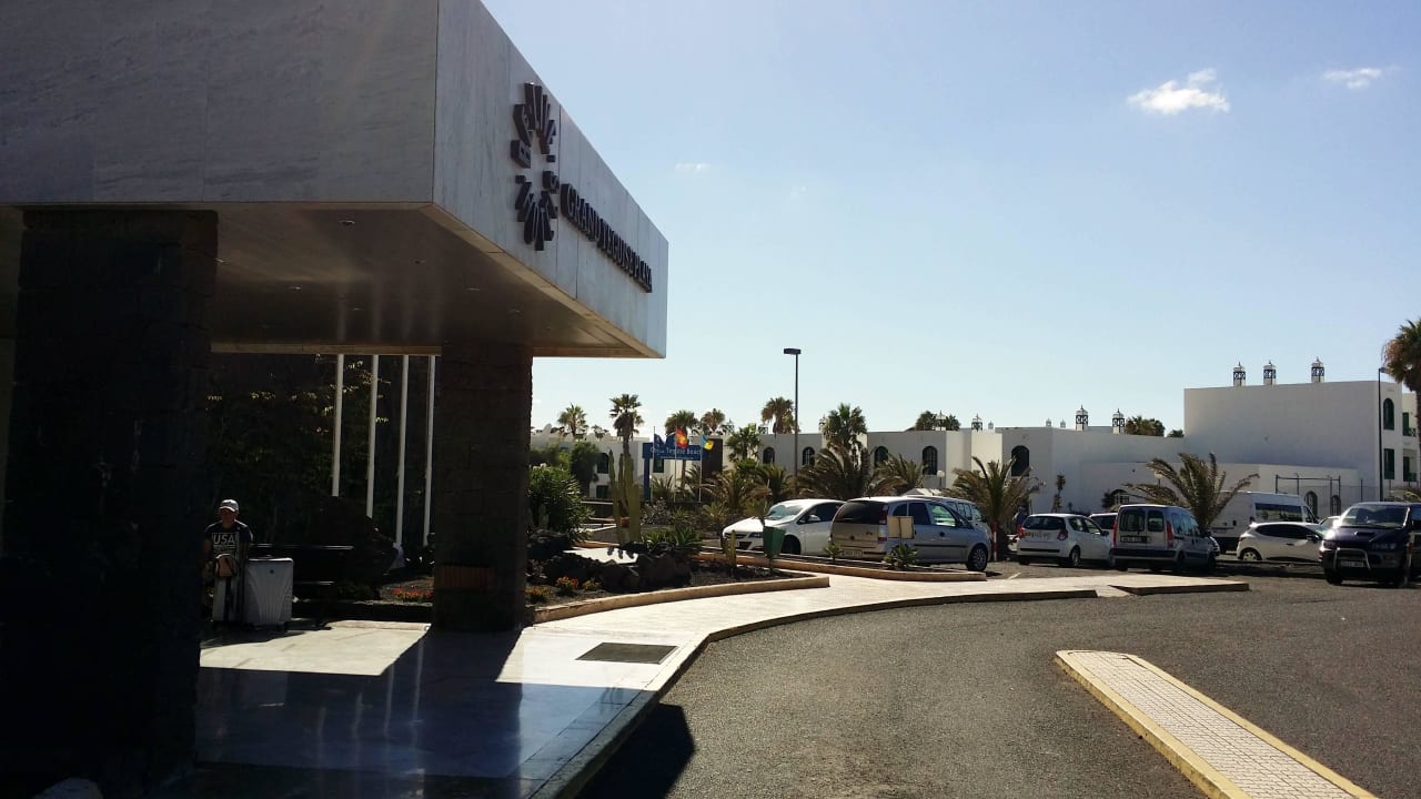 Vor dem Eingang Hotel Grand Teguise Playa