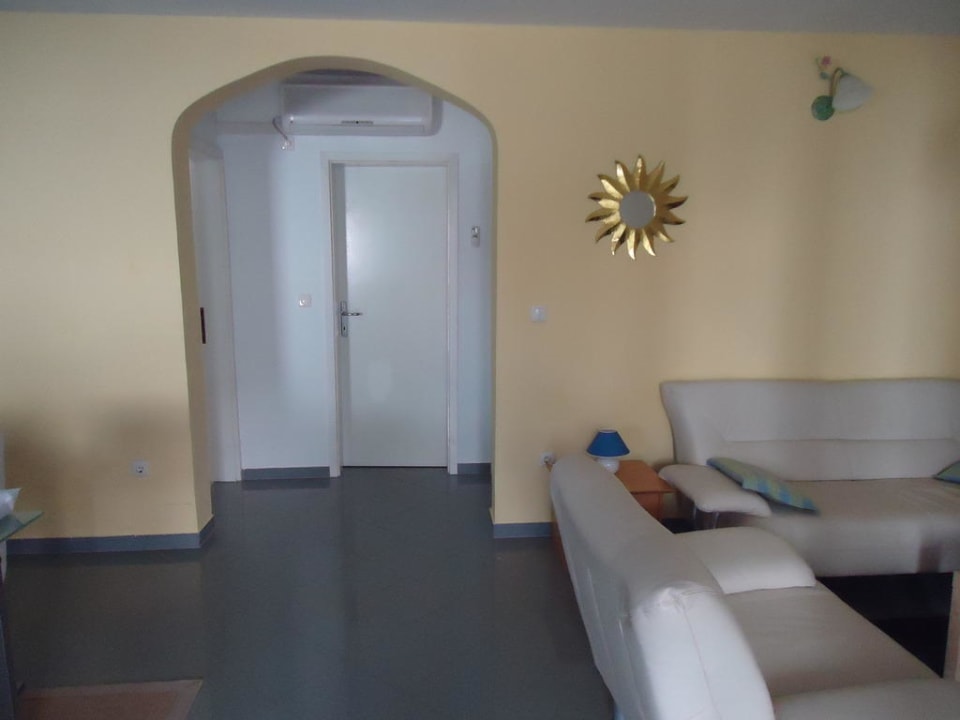 Wohnzimmer Tür zum Badezimmer Appartement Graf