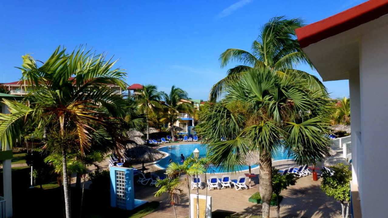 Hauptpool inmitten der Bungalows Iberostar Origin Taínos