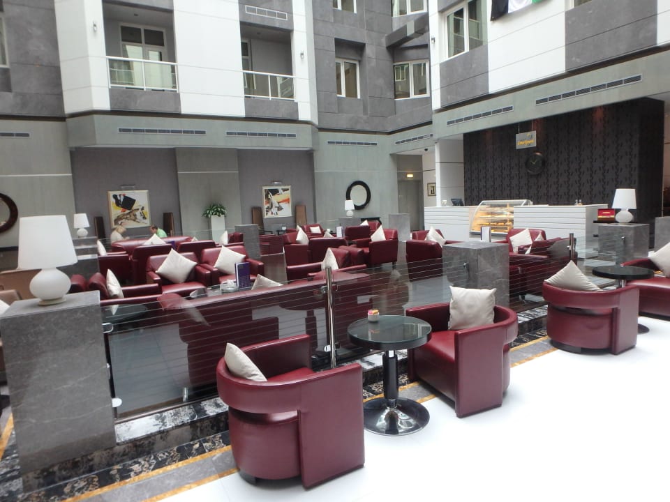 Snackbar im Innenhof TIME Grand Plaza Hotel