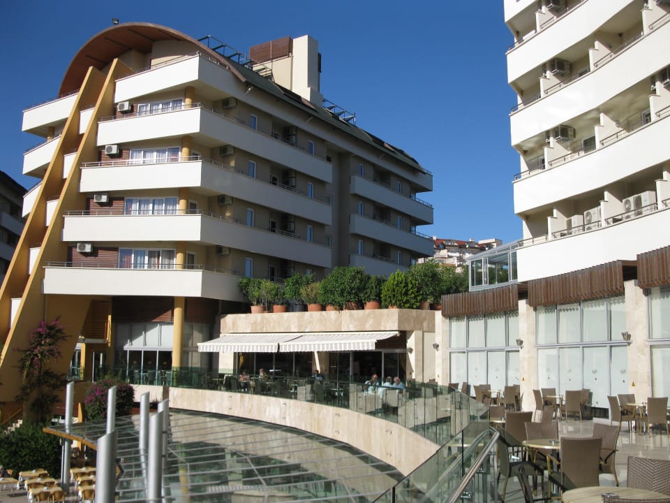 Außensitzbereich der Lobbybar Alaiye Resort & Spa