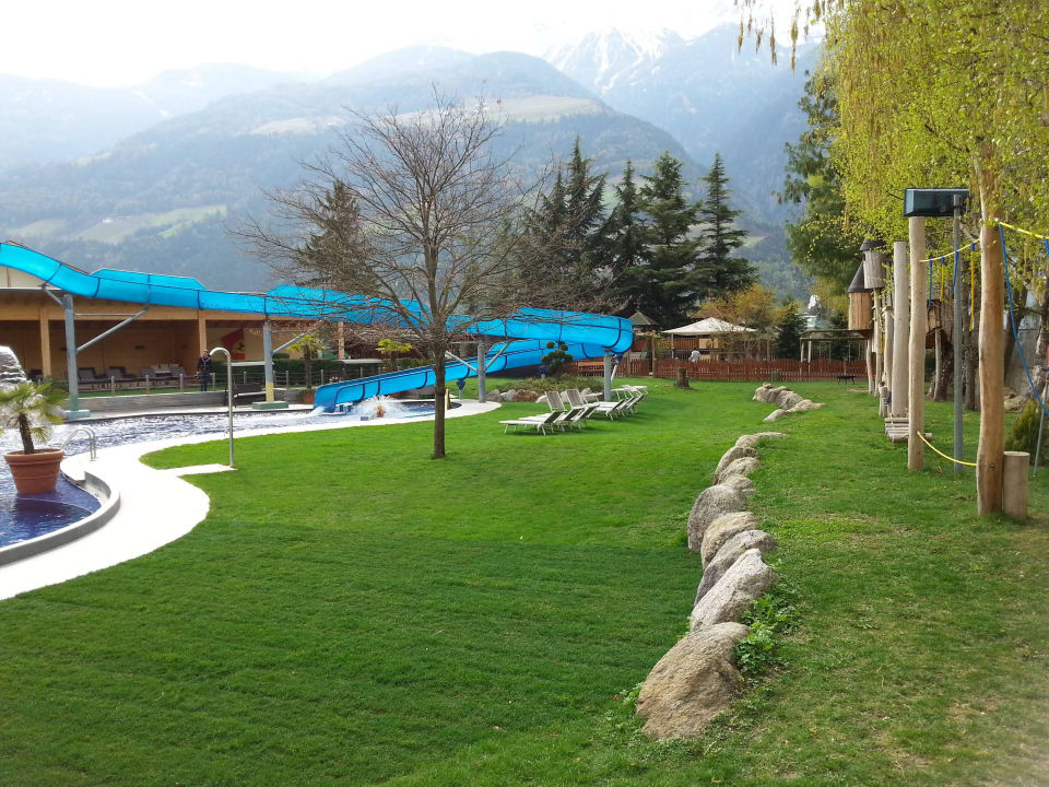 Liegewiese mit Wasserrutsche TYROL family retreat