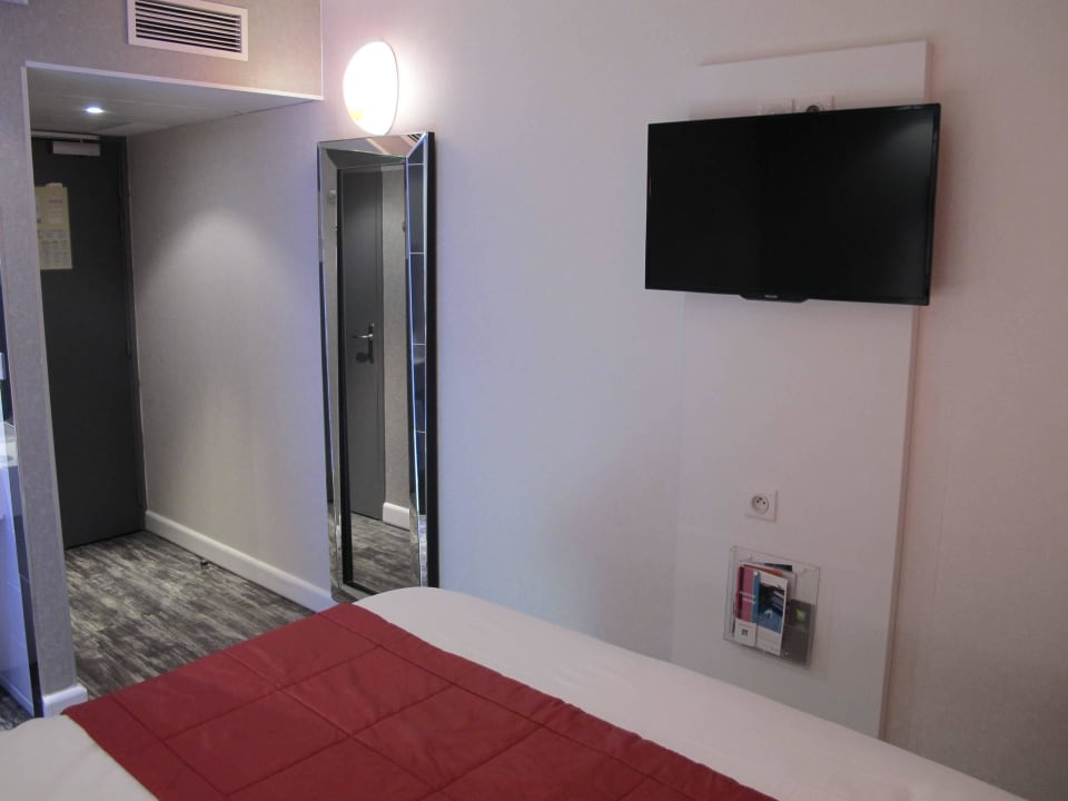 TV Hotel ibis Styles Blois Centre Gare