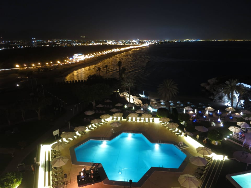 Blick über die Pool-Landschaft zum Indischen Ozean Hotel Crowne Plaza Muscat