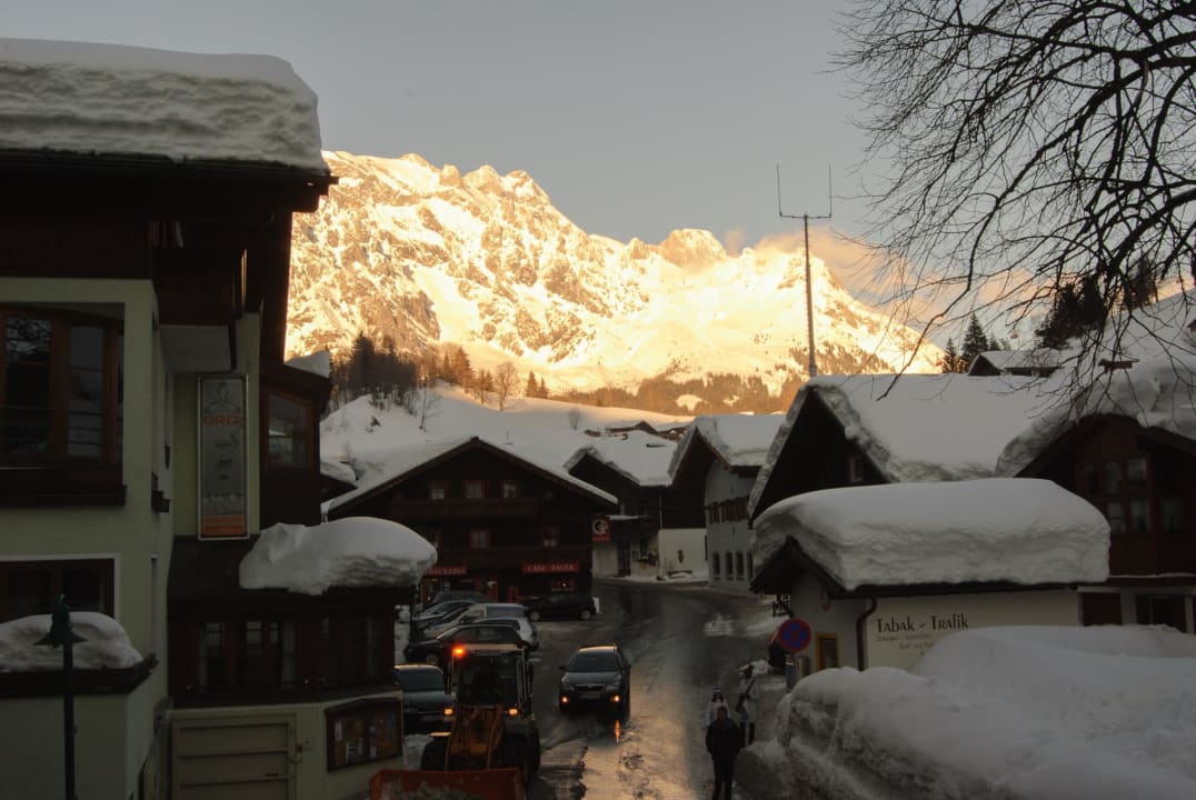 Ausblick auf die abendlich beleuchteten Berge Vital-Hotel Post