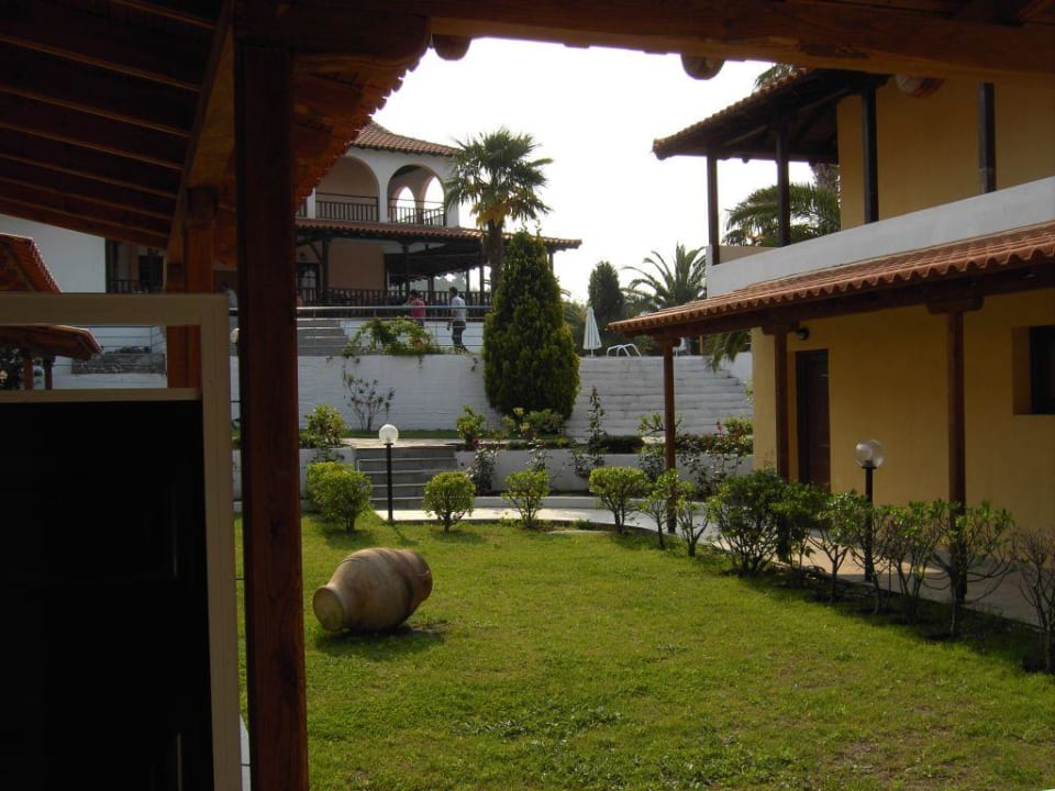 Blick von unserem Zimmer auf das Rest Hotel Lagomandra Beach