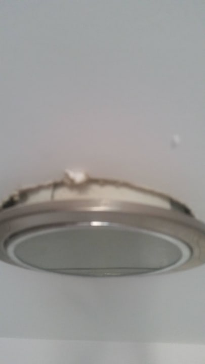 Deckenlampe im Zimmer Ramada Resort by Wyndham Side