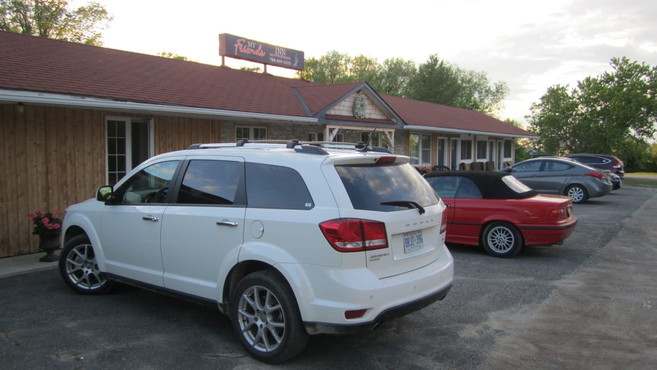 Parken direkt vor der Tür Motel My Friends Inn