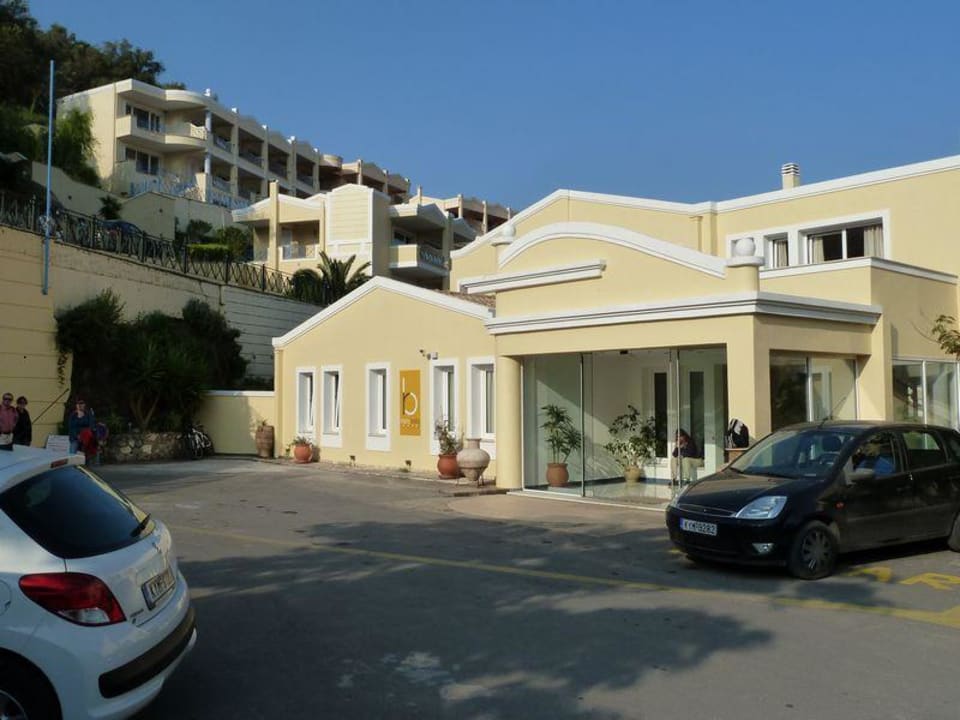 Hotelleingang Ithea Suites Hotel