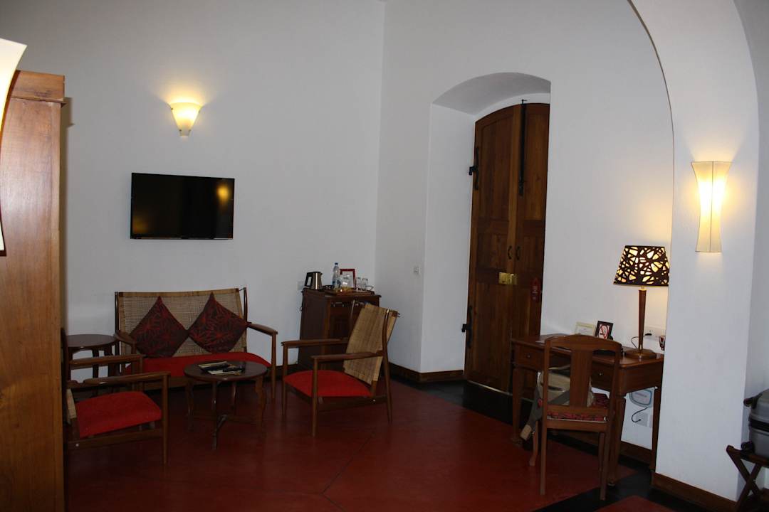 Hinter der Tür ist der Innenhof mit dem Pool Hotel Palais de Mahé