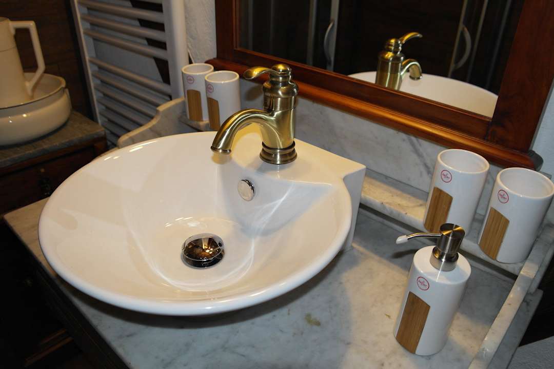 Bad Apartment Altes Hinterhäusel