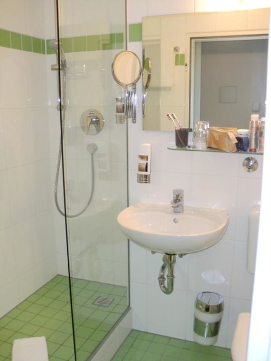 Bad im Doppelzimmer Deluxe Hotel Metropol by Maier Privathotels