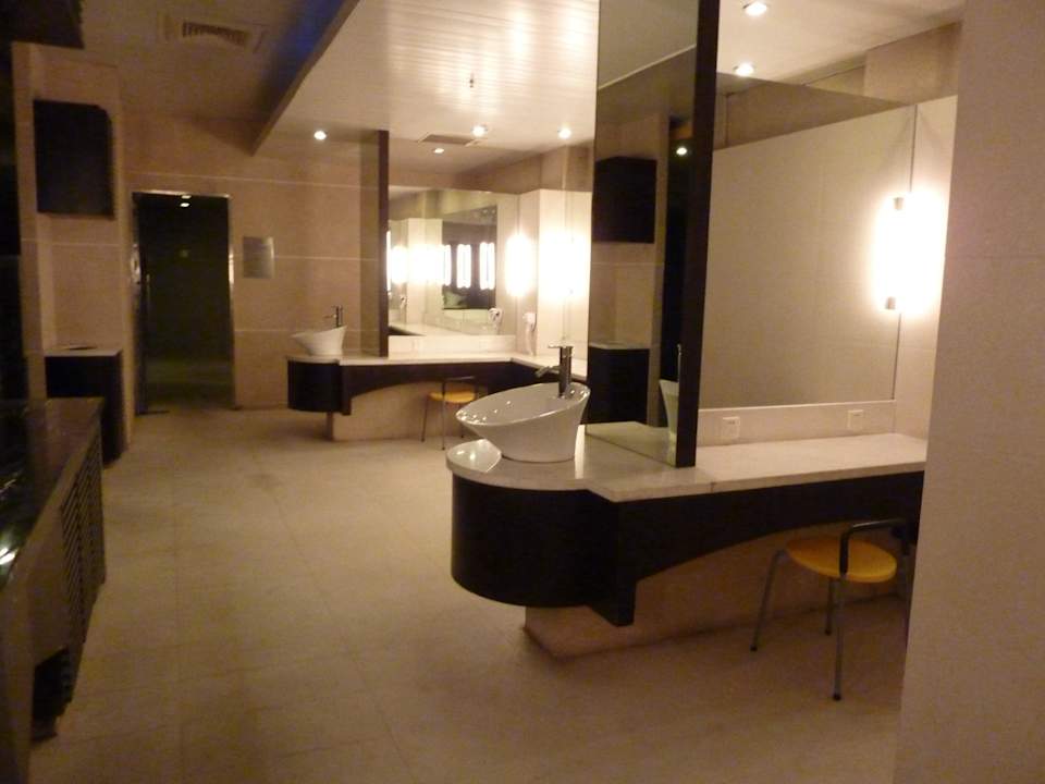 Öffentliche Toilette in der Lobby Hotel Chateau Regency