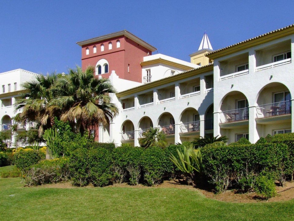 Gartenanlage zwischen den beiden Hotelkomplexen Fuerte Conil-Resort