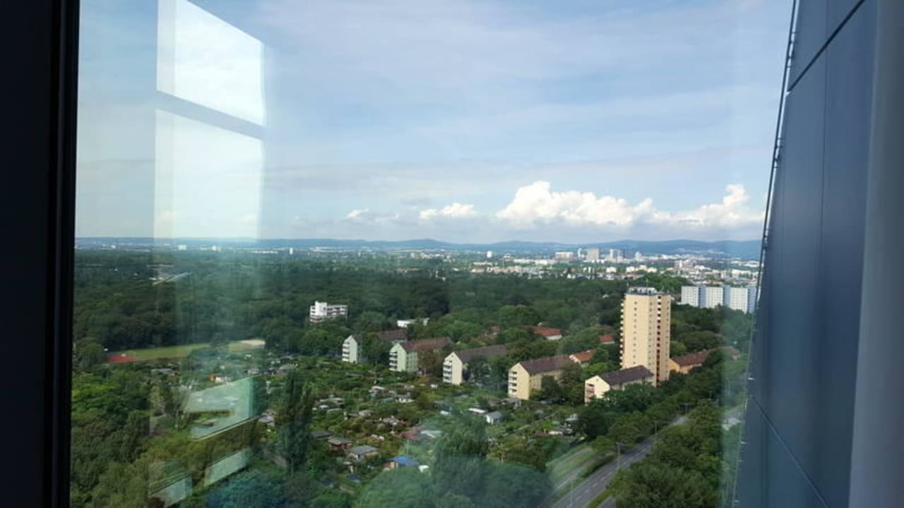 Blick auf den Taunus Radisson Blu Hotel Frankfurt