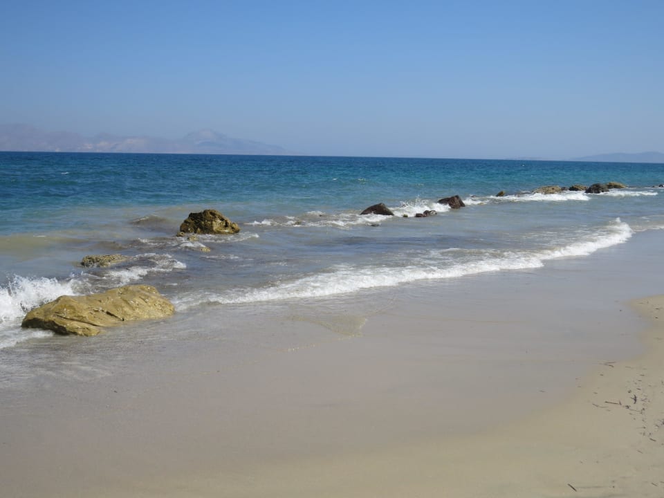 Sand und Welenbrechende Felsen Hotel Kouros Palace