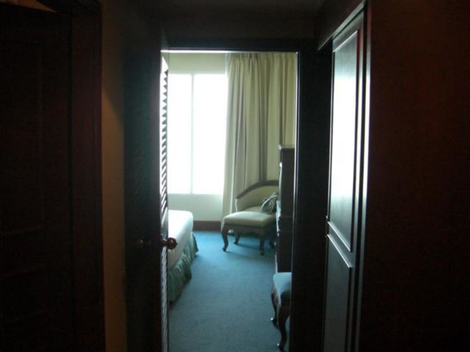 Blick aus dem Vorzimmer ins Zimmer Hotel Windsor Suites & Convention