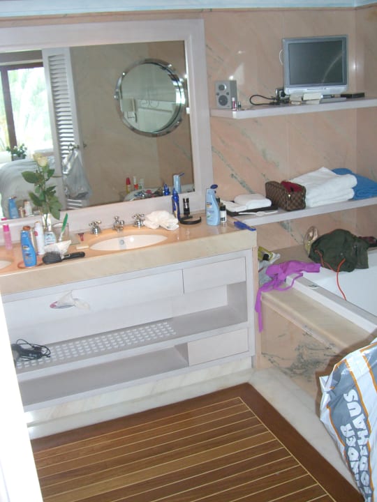 Beide Bäder hatten einen Fernseher Elounda Bay Palace Hotel