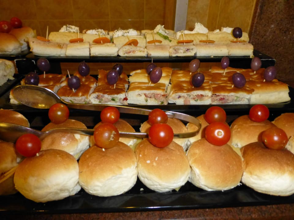 Kleine belegte Brötchen am Mittag Three Corners Rihana Resort Deluxe