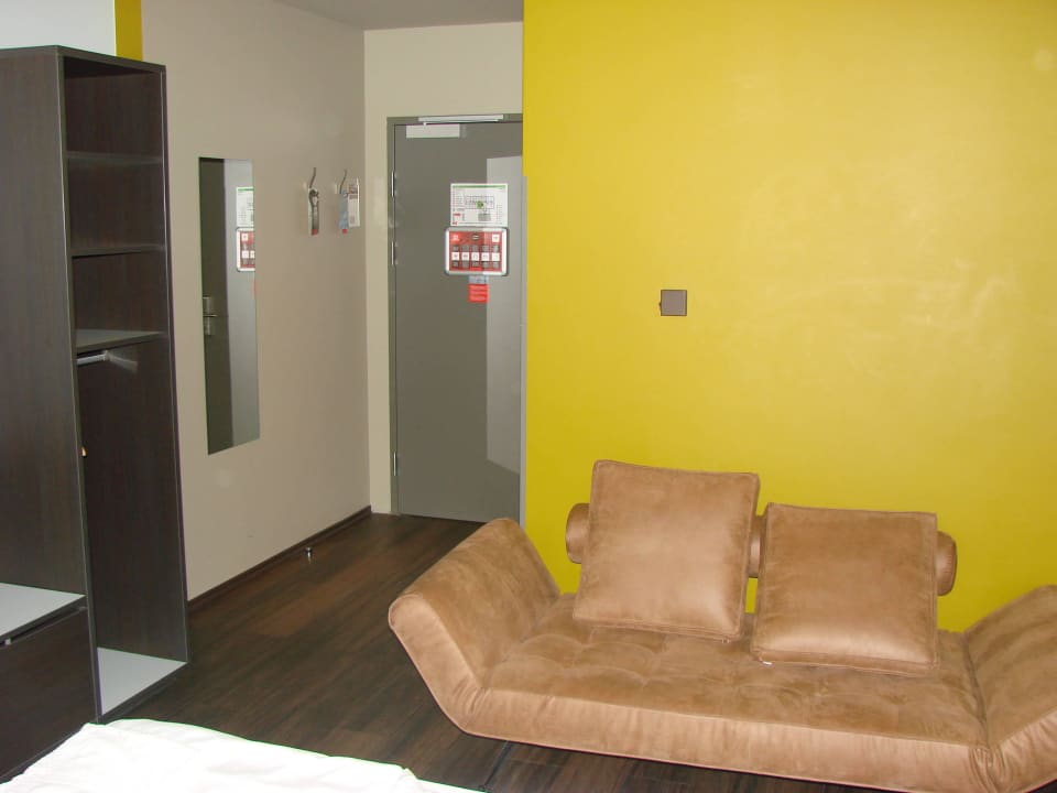 Couch & Eingangsbereich MEININGER Hotel Wien Downtown Sissi