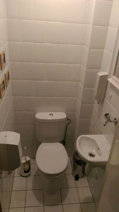 Basic Room -Shared Facilities - WC im Flur & eng Hotel Mimosa Scheveningen