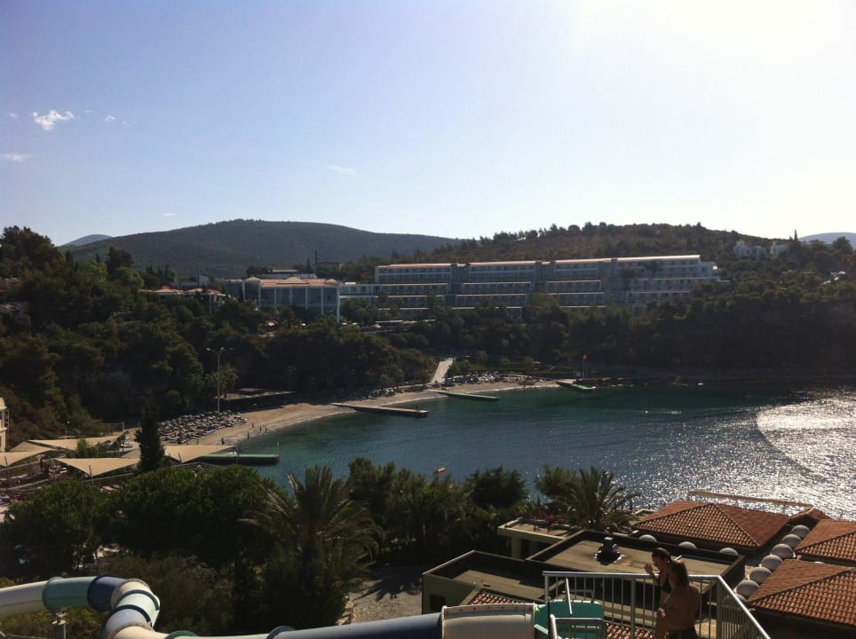 Aussicht auf Strand und Hotel (Hauptgebäude) Hotel Pine Bay Holiday Resort