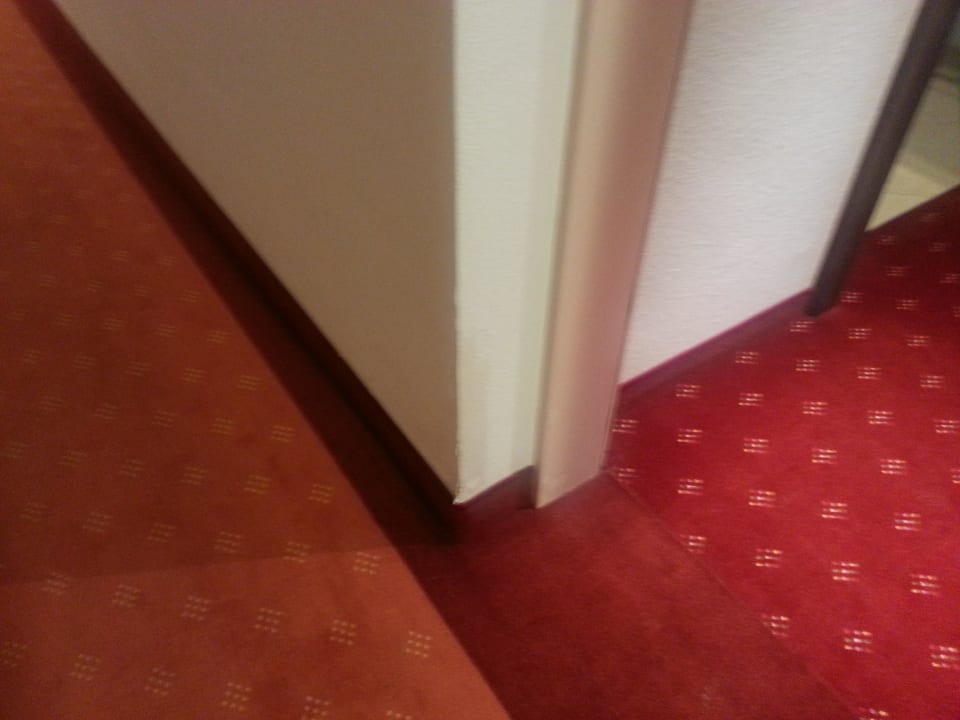 Notdürftig überstrichene Schäden Hotel Das Ludwig