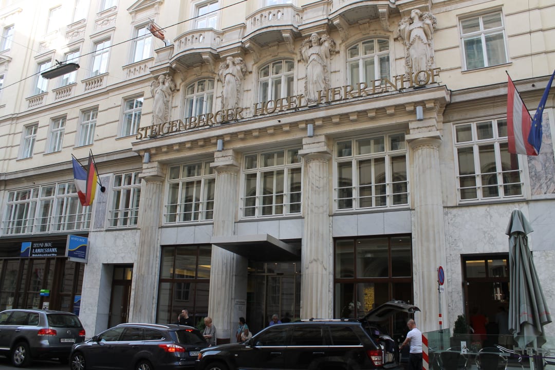 Eingang von der Strasse Steigenberger Hotel Herrenhof