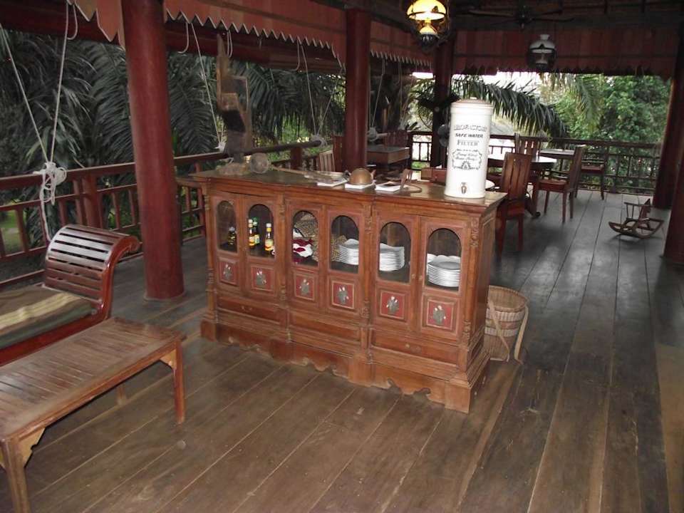 Auch im Restaurant - alte originale Khmer-Möbel Hotel Terres Rouges Lodge