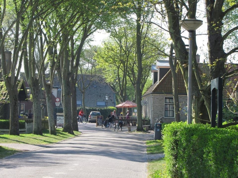 Dorp Hollum, ca 500 m. met restaurants, winkels ed Weidevilla 13