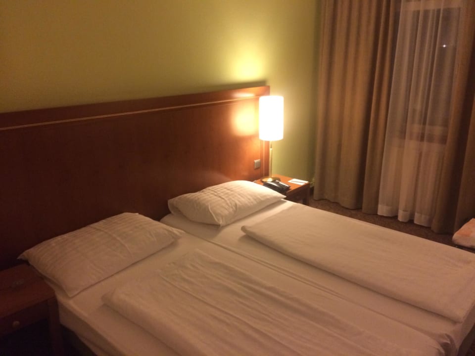zwei zusammen geschobene Einzelbetten Hotel Mercure Wien Westbahnhof