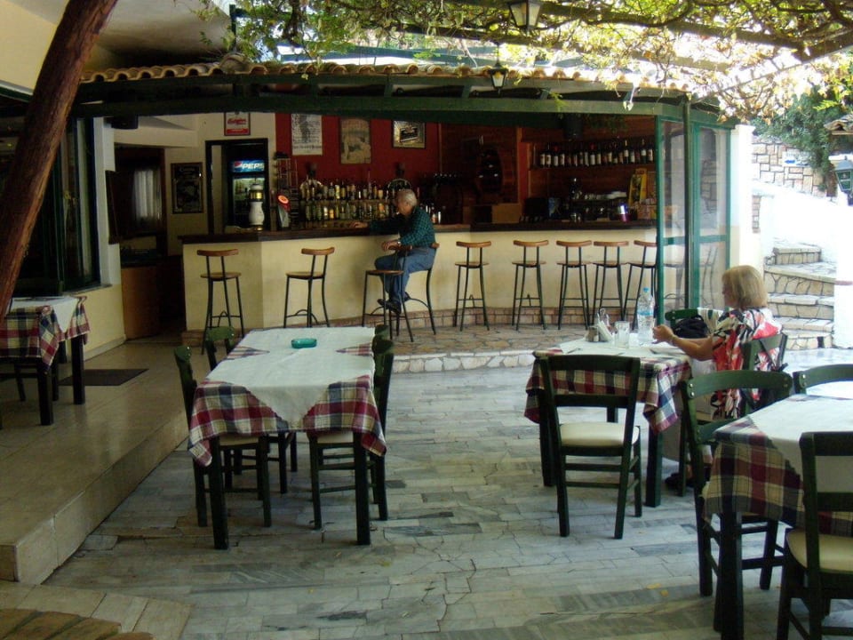 Cricketer Taverne Hotel Arias