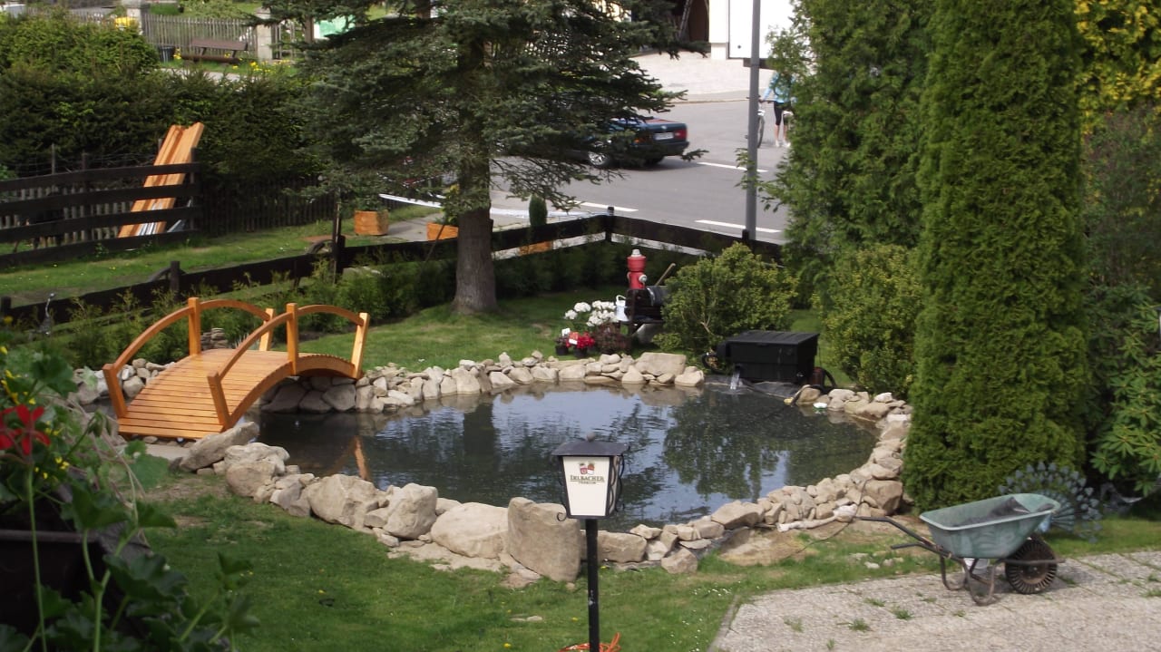 Neuer Gartenteich beim Schäfflerhof Hotel Schäfflerstubn