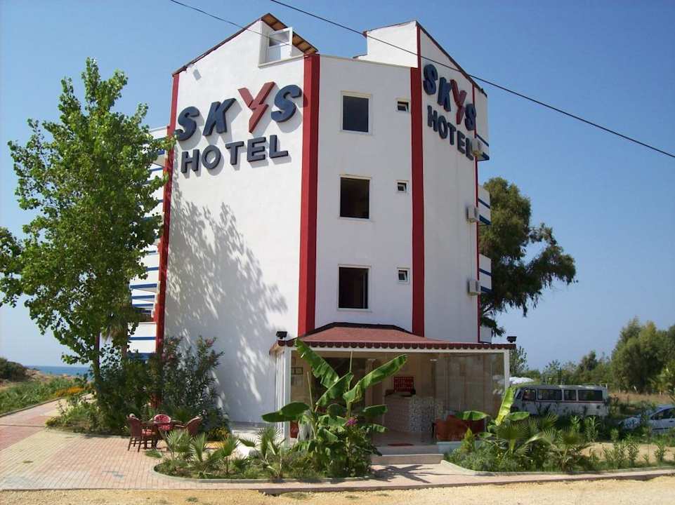 Frontansicht Skys Hotel