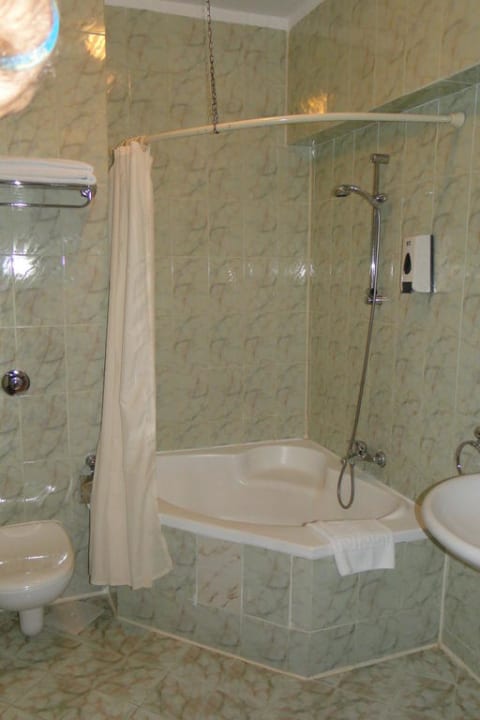 Eck-Badewahne im Bad der Suite  Golden Beach Resort