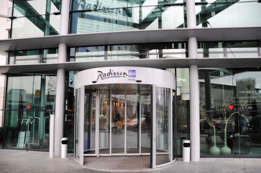 Eingang Radisson Blu Hotel Köln