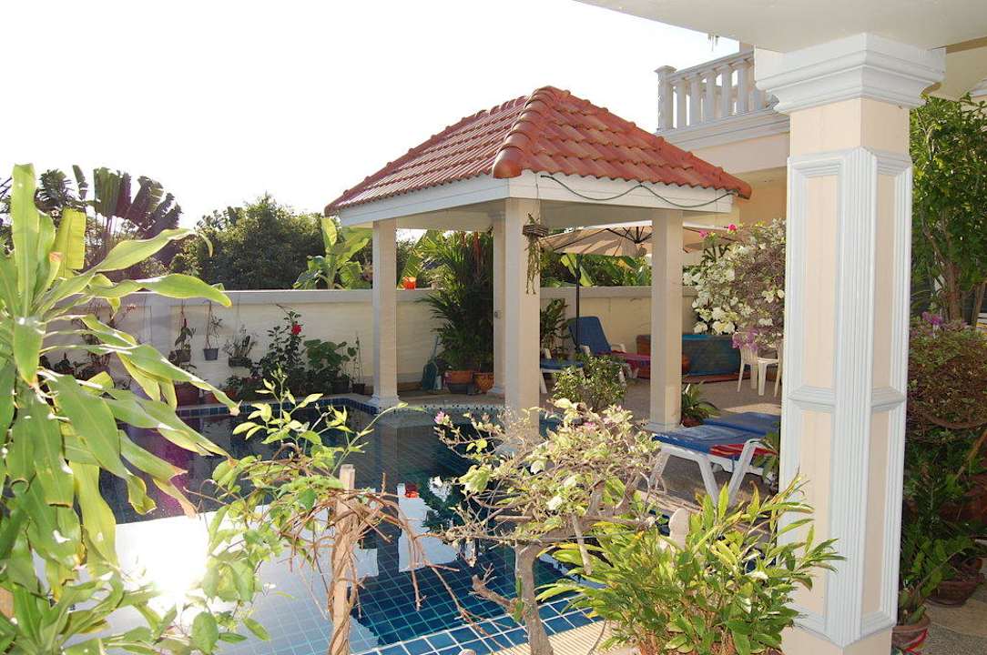 Pool aus der Sicht des Eingangstors Gästehaus Baan Kinnaree