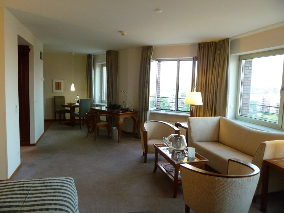 First Class Blick vom Bett zur Essecke Lindner Hotel Frankfurt Main Plaza, part of JdV by Hyatt