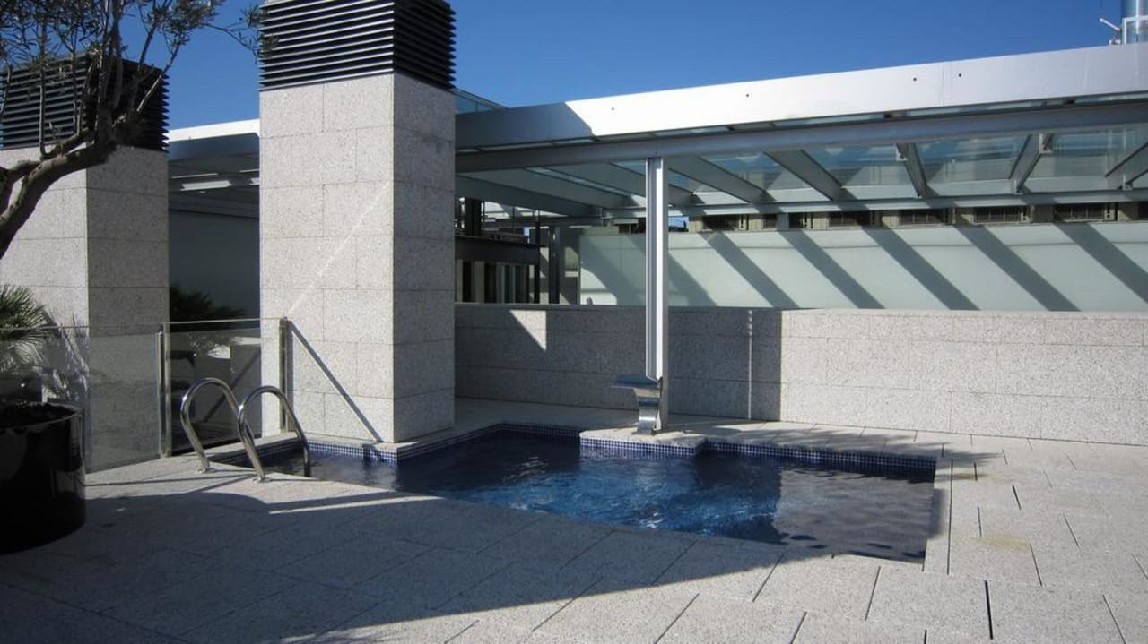 Pool on roof terrace Hotel Suites Avenue