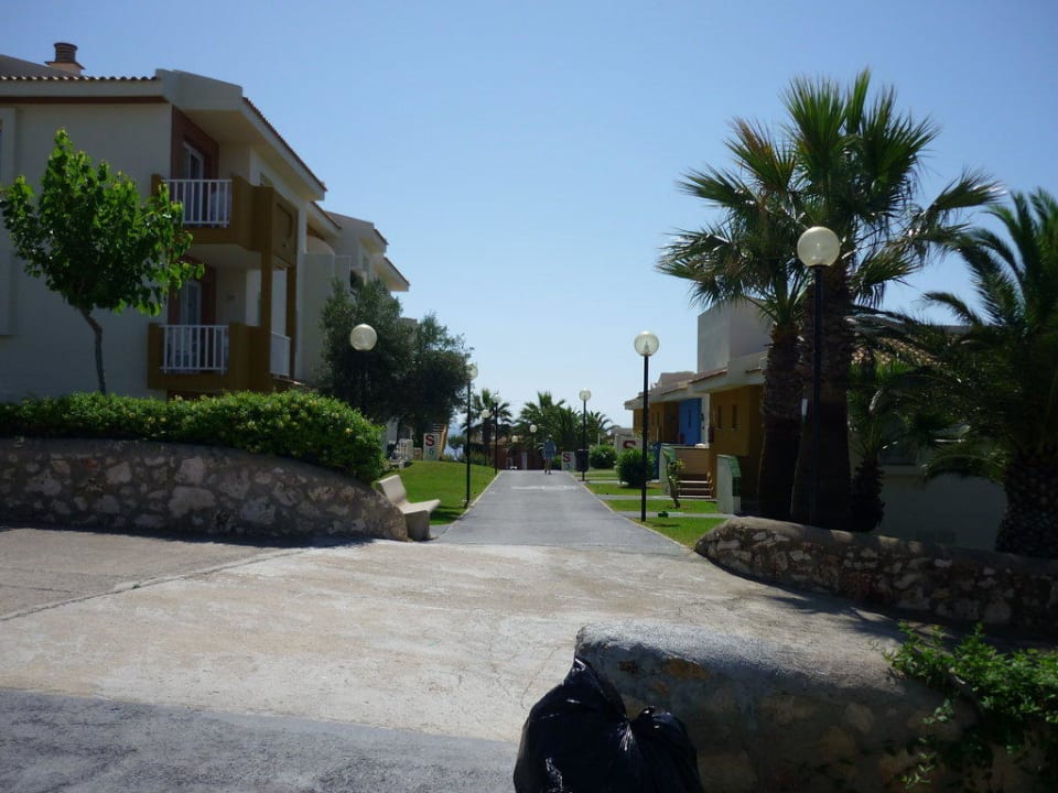 Weg von der Apartment Gruppe "W" zum unteren Pool blau punta reina