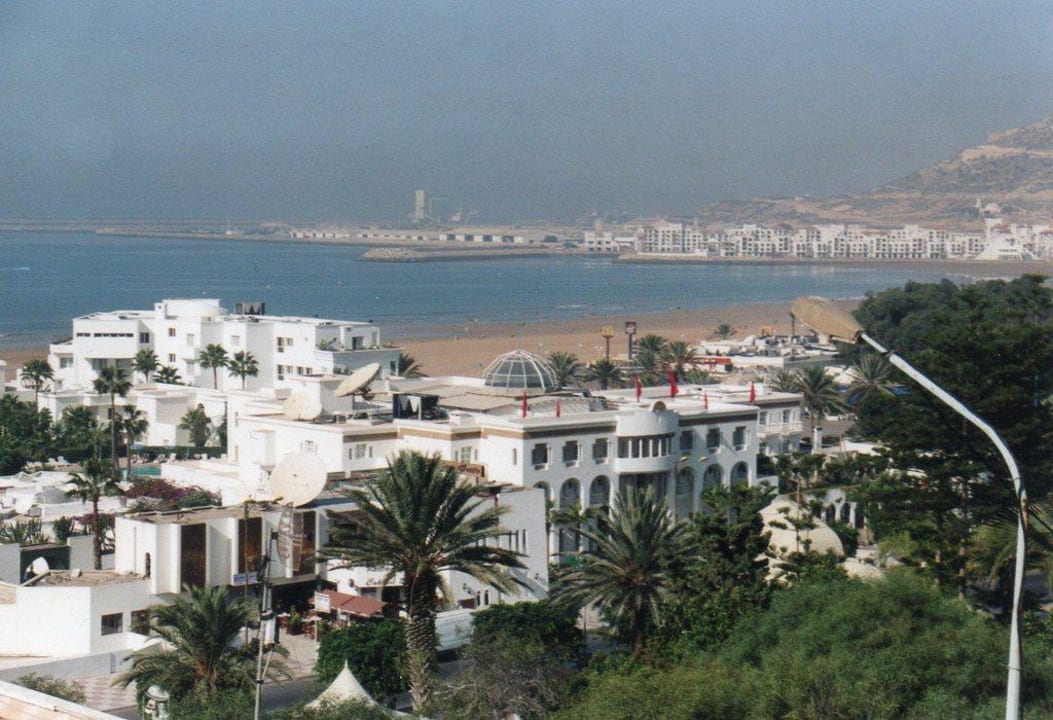 Aussicht von der Straße auf´s Hotel Anezi Tower Hotel