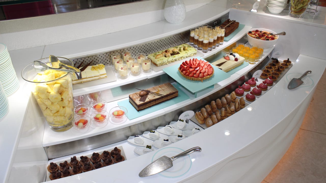 Büffet im Olea The St. Regis Saadiyat Island Resort, Abu Dhabi