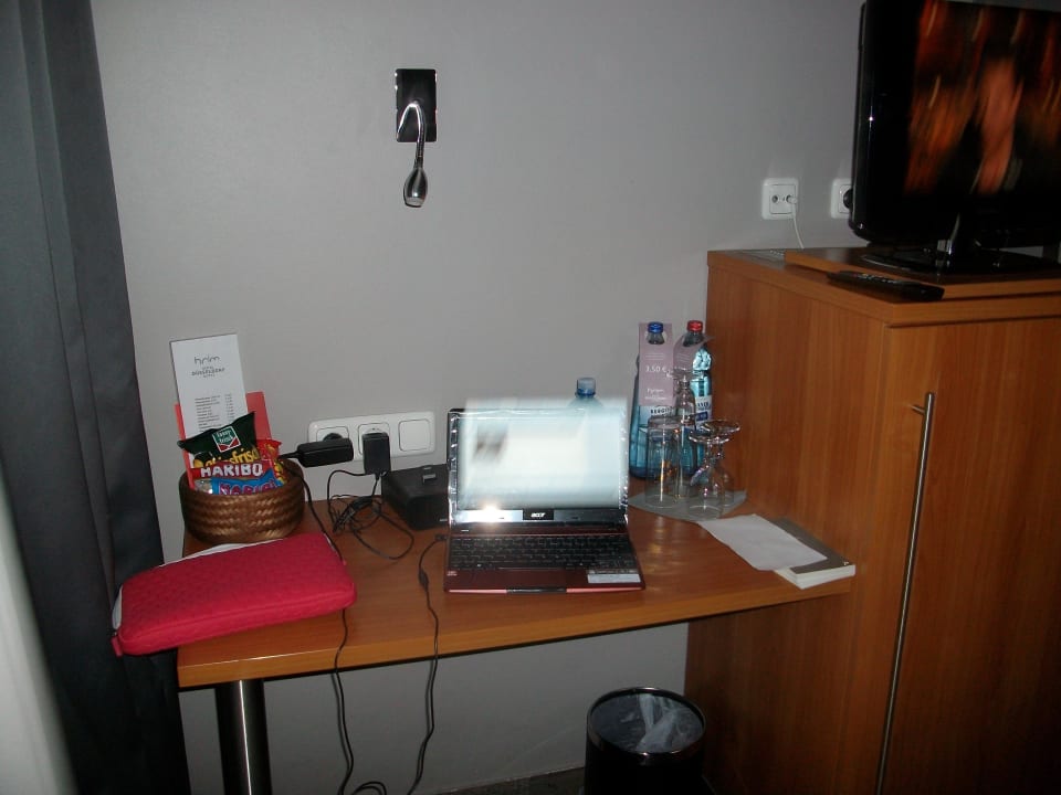 Schreibtisch mit Tefon Radiowecker Hotel Düsseldorf Mitte