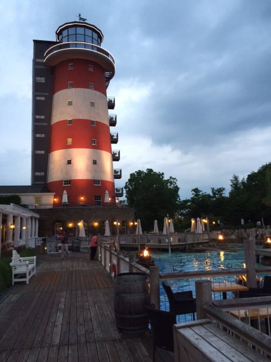 Außenanlage mit Wasserspielen und Leuchtturm Hotel Bell Rock Europa-Park