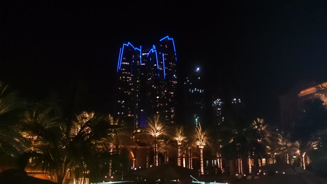 Dahinter die Etihad Towers Emirates Palace Mandarin Oriental