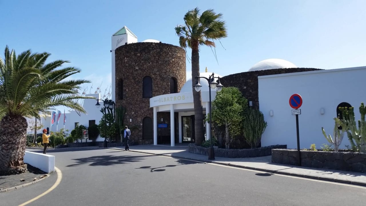 Vorfahrt des Hotels allsun App.-Hotel Albatros