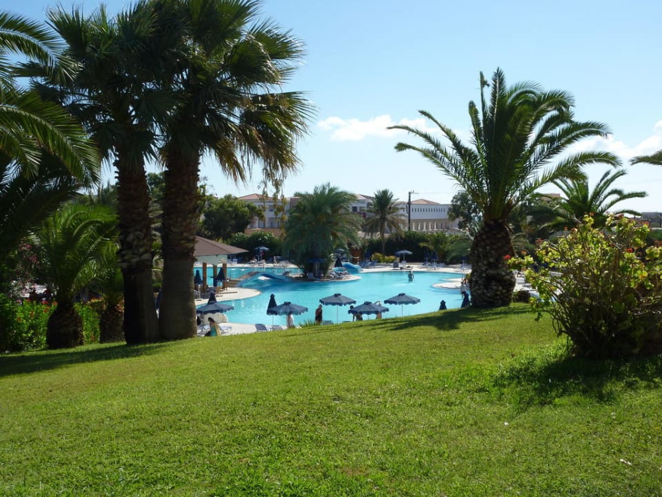 Blick auf den Pool Kresten Palace Hotel