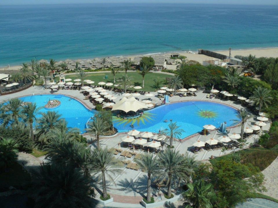 Blick auf die leere Poolanlage Hotel Le Meridien Al Aqah Beach Resort